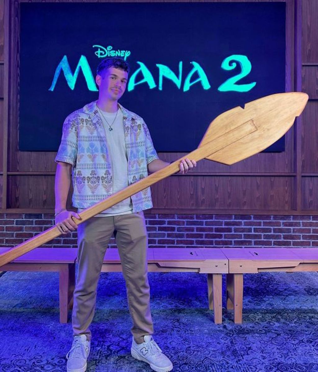 Joan Pons junto al cartel de ‘Vaiana 2’ (en Estados Unidos, por problemas de derechos, se llama ‘Moana 2’)