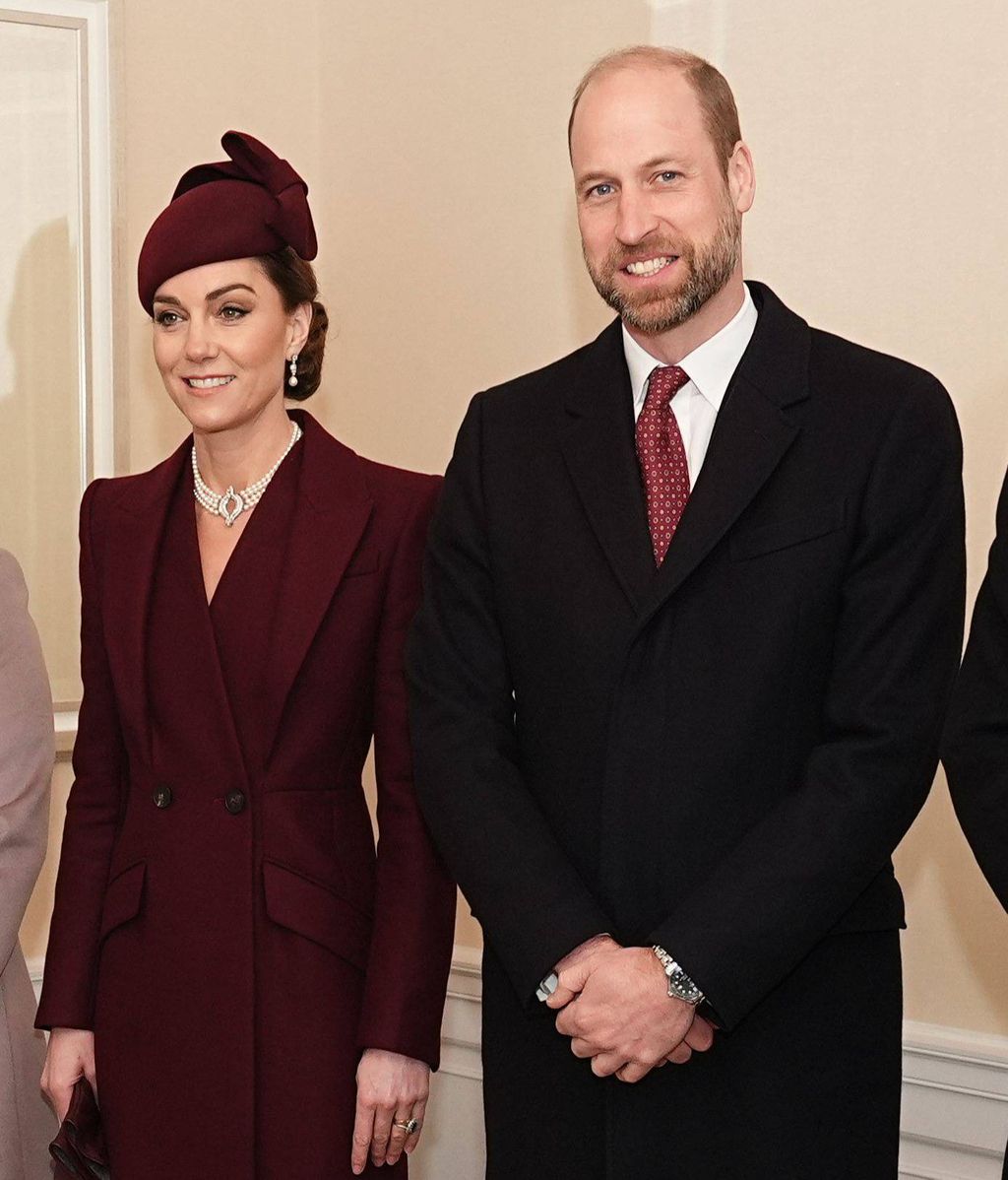 Kate Middleton junto al príncipe Guillermo durante la ceremonia de bienvenida celebrada en honor al emir y la jaquesa de Catar