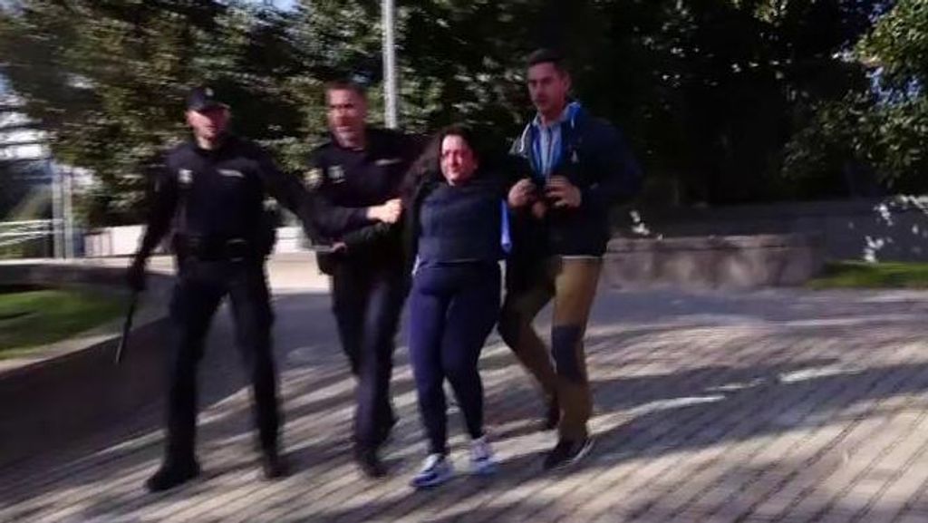 La acusada siendo escoltada por los policías para evitar la paliza, en 'Vamos a ver'.