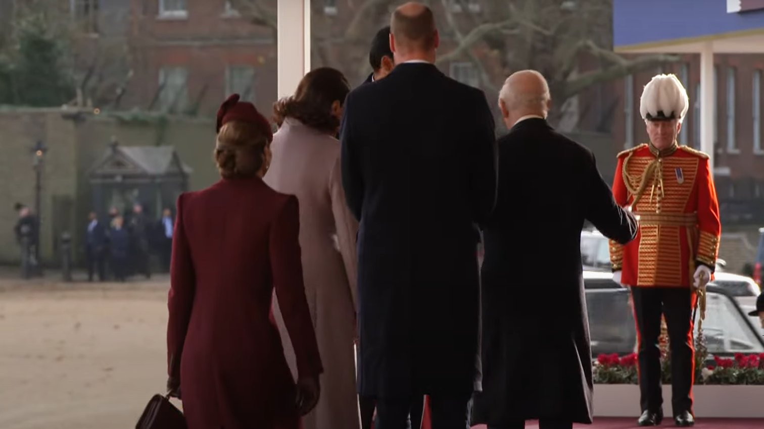 La reverencia de Kate Middleton al rey Carlos III: el monarca ni le mira.
