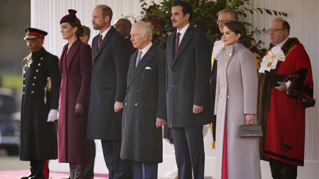 Los príncipes de Gales, el rey Carlos III, el emir de Qatar y su esposa este 3 de diciembre.