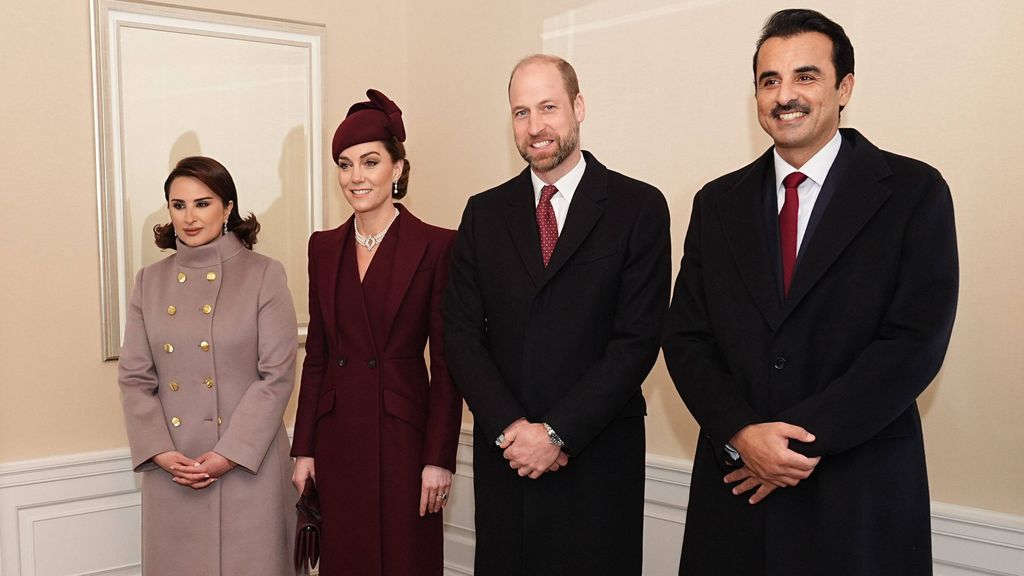 Los príncipes Guillermo y Kate Middleton junto al emir de Qatar y su esposa en su visita de Estado a Reino Unido.