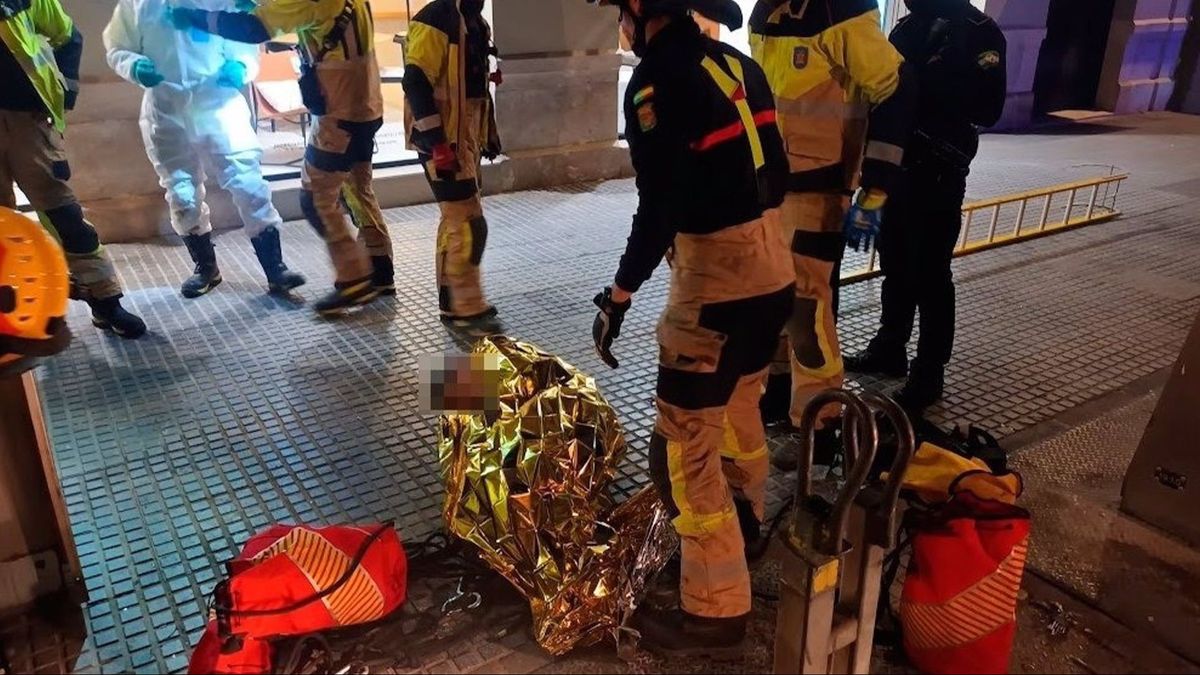 Momento del rescate de una persona de un contenedor soterrado en Málaga capital