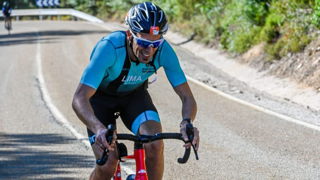 Pablo Lima en la prueba de bicicleta durante una competición de Triatlón