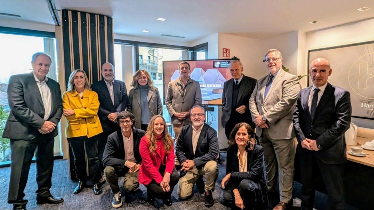 Parte de los 19 miembros del Jurado de los Premios Alejandro Echevarría Parte de los 19 miembros del Jurado de los Premios Alejandro Echevarría