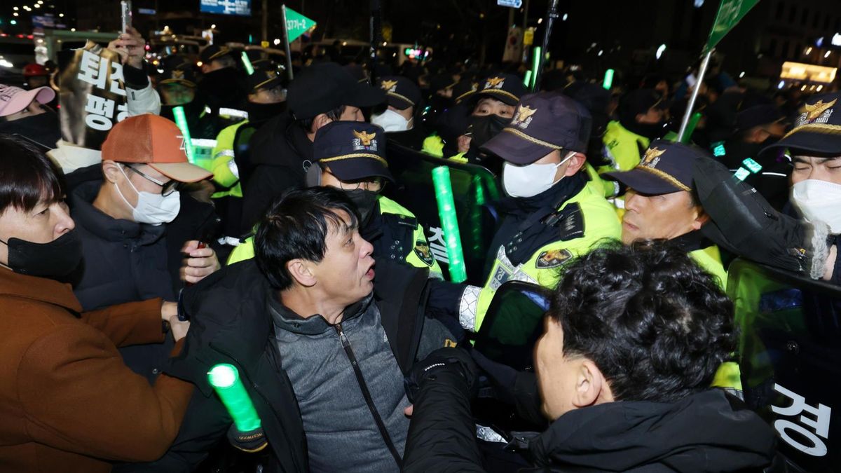 Tensión en Corea del Sur: el presidente Yoon Suk-yeol decreta la Ley Marcial e impiden la entrada al Parlamento