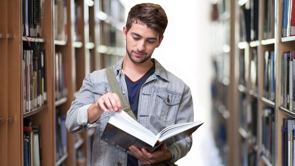 Un estudiante en la biblioteca