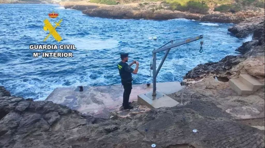 Una grúa en una cala de Mallorca.