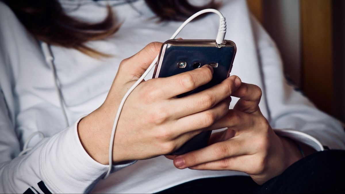 Una joven utilizando un teléfono móvil