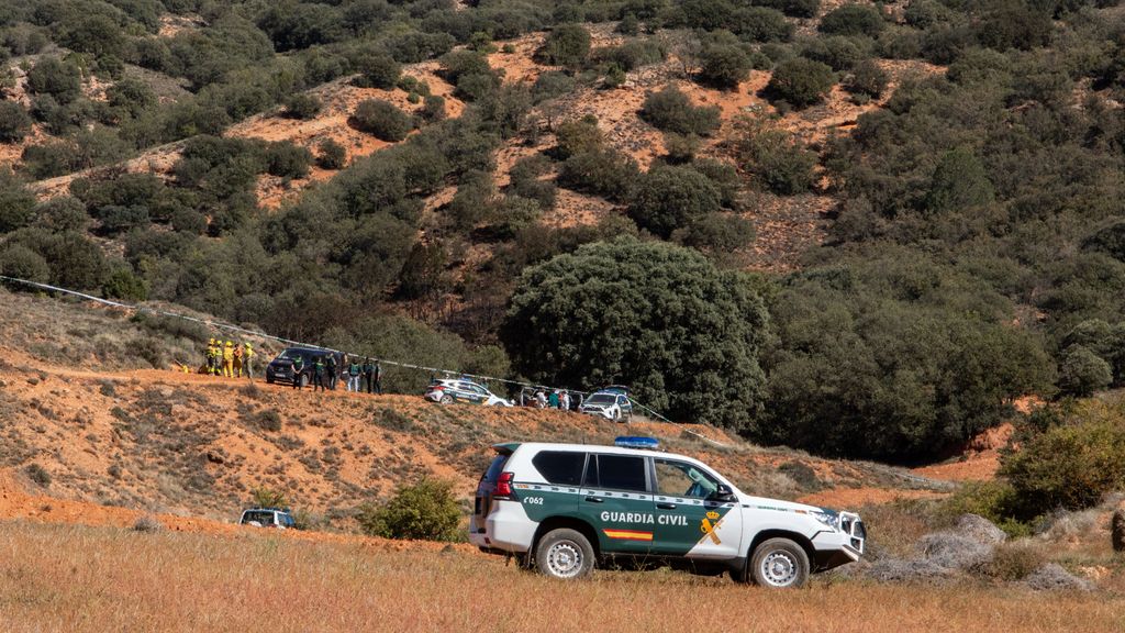 Varios vehículos de la Guardia Civil en las inmediaciones de la zona en la que cayó el F18 en Teruel