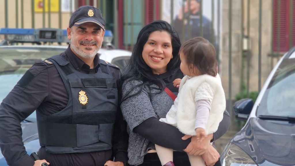 Alejandro, junto a Nelly y la pequeña Ágata, ya recuperada