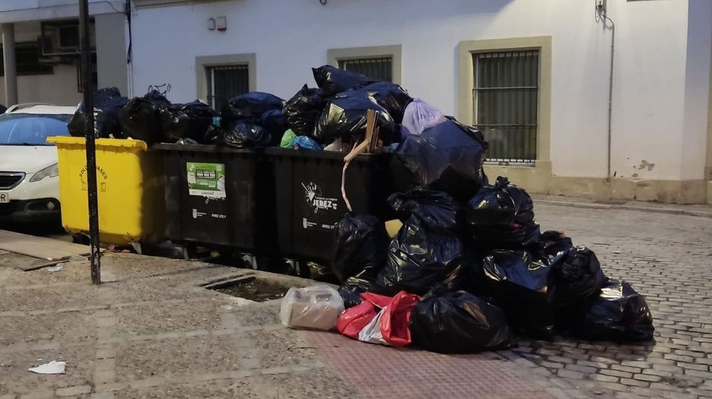 Contenedores del centro de Jerez a rebosar de bolsas de basura