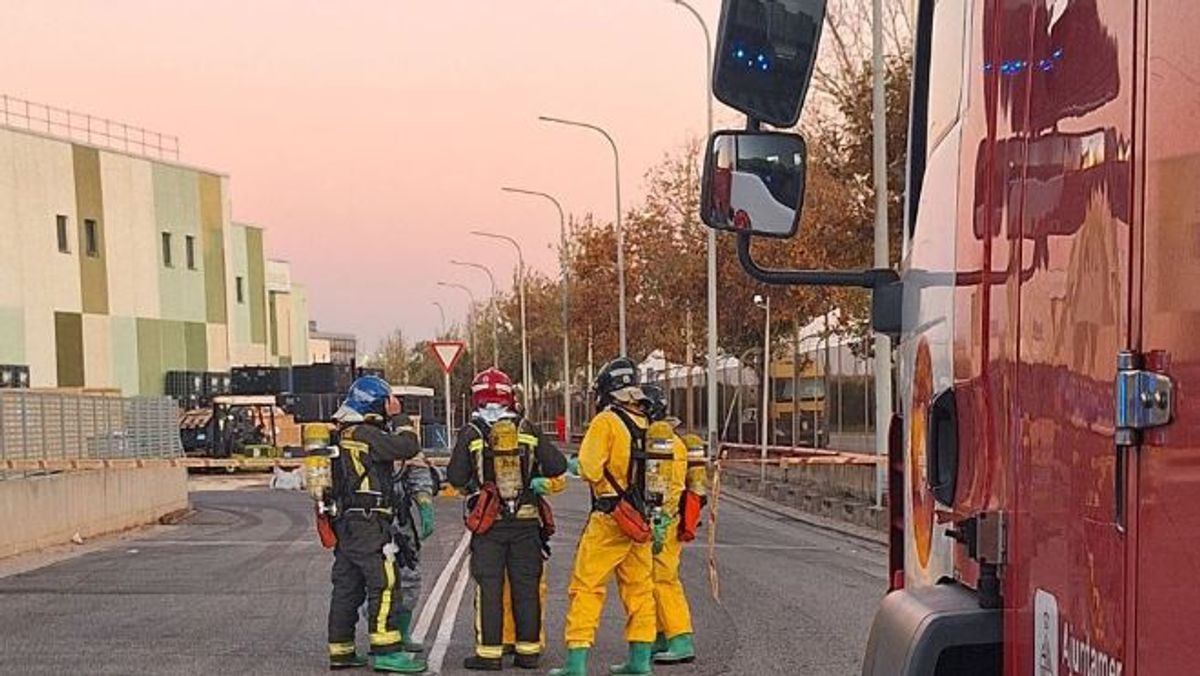 Decenas de trabajadores confinados y al menos un herido leve por una fuga tóxica en la Zona Franca de Barcelona