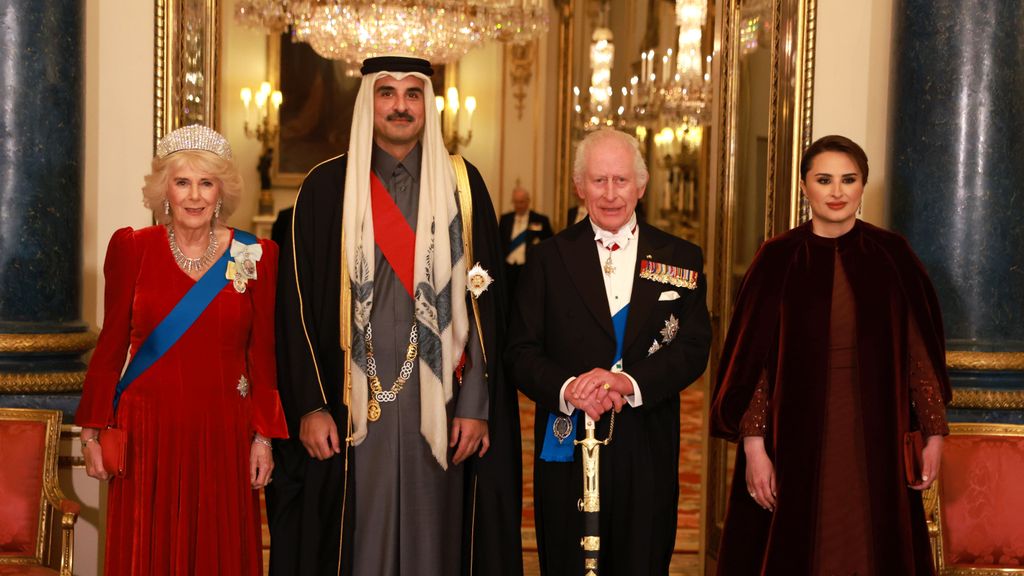 El Amir del Estado de Qatar acompaña al banquete del Palacio de Buckingham al Rey Carlos III