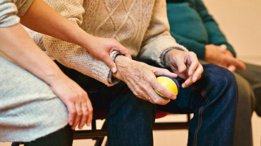 Investigadores desarrollan un sistema de predicción de fragilidad en ancianos: un espejo inteligente les ayuda en su día a día