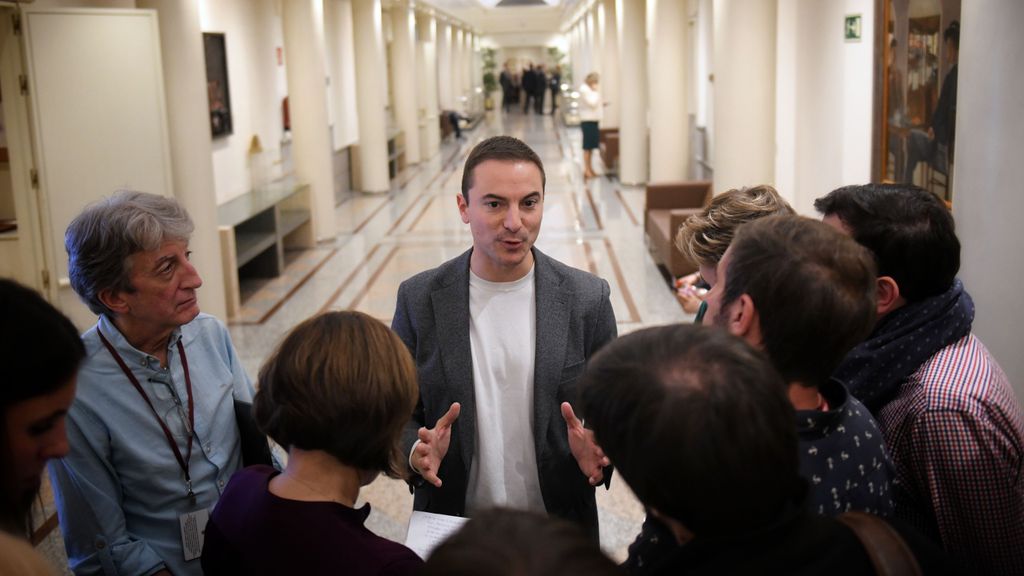 Juan Lobato atiende a los medios de comunicación en el Senado