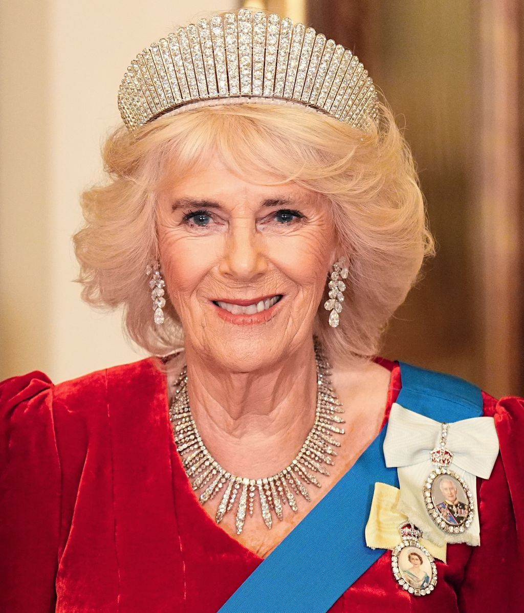 La reina Camila luce una tiara con claro guiño a Isabel II