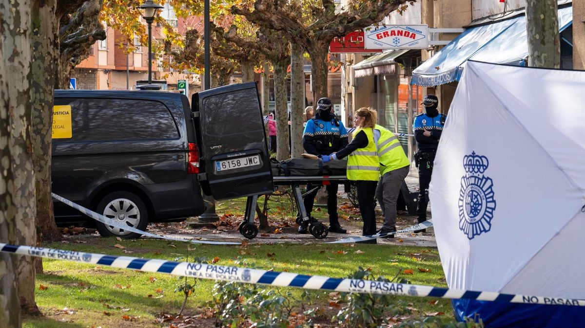 Los servicios funerarios trasladan los restos mortales del hombre que ha sido hallado muerto en la calle en Aranda de Duero (Burgos)