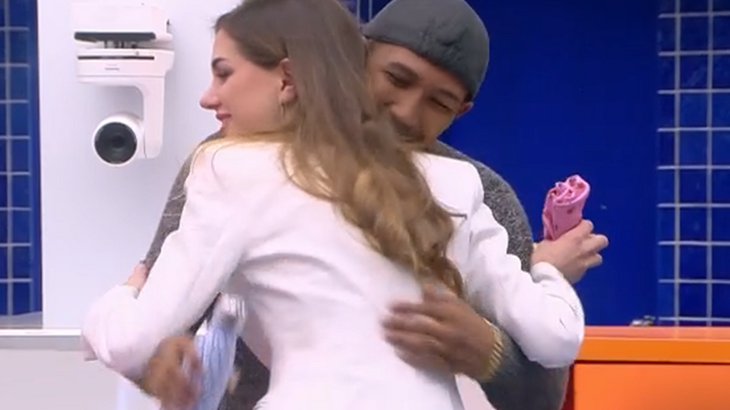 Maica y Adri se dan un abrazo