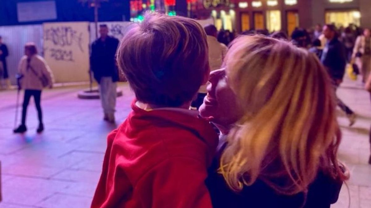 María Adánez con su hijo en Callao