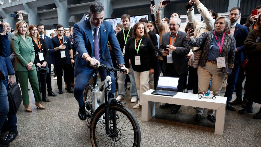 Pedro Sánchez se sube a una bicicleta impulsada por hidrógeno verde en un acto por la FP