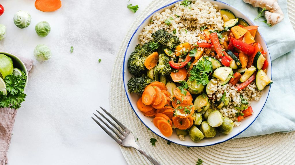 Plato con vegetales y cereales