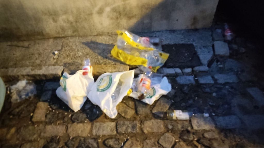 Restos de basura en las calles del centro de Jerez