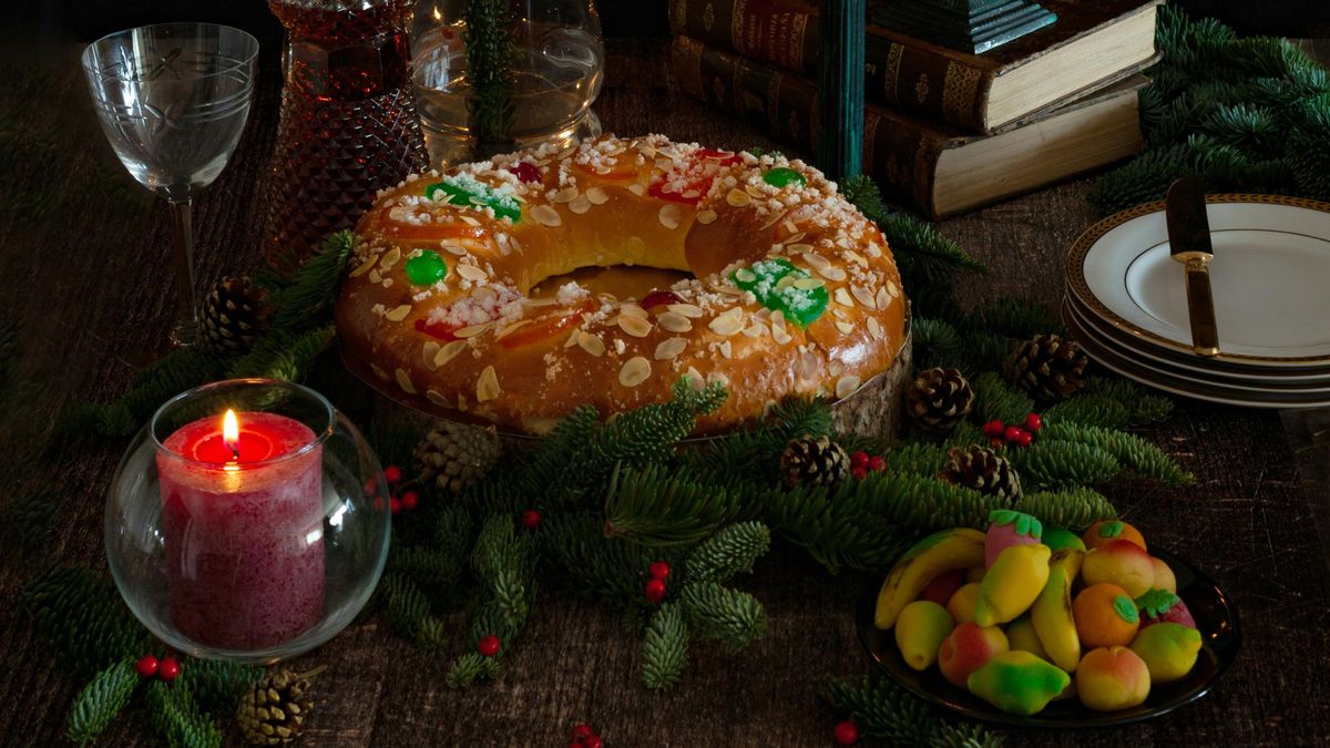 Roscón de Reyes en una mesa decorada con motivos navideños