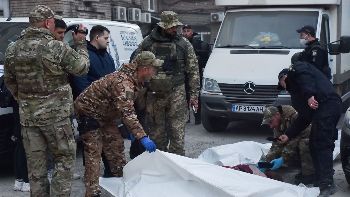 Soldados ucranianos recogiendo en bolsas cuerpos de víctimas de bombardeos de Rusia en la provincia ucraniana de Zaporiyia