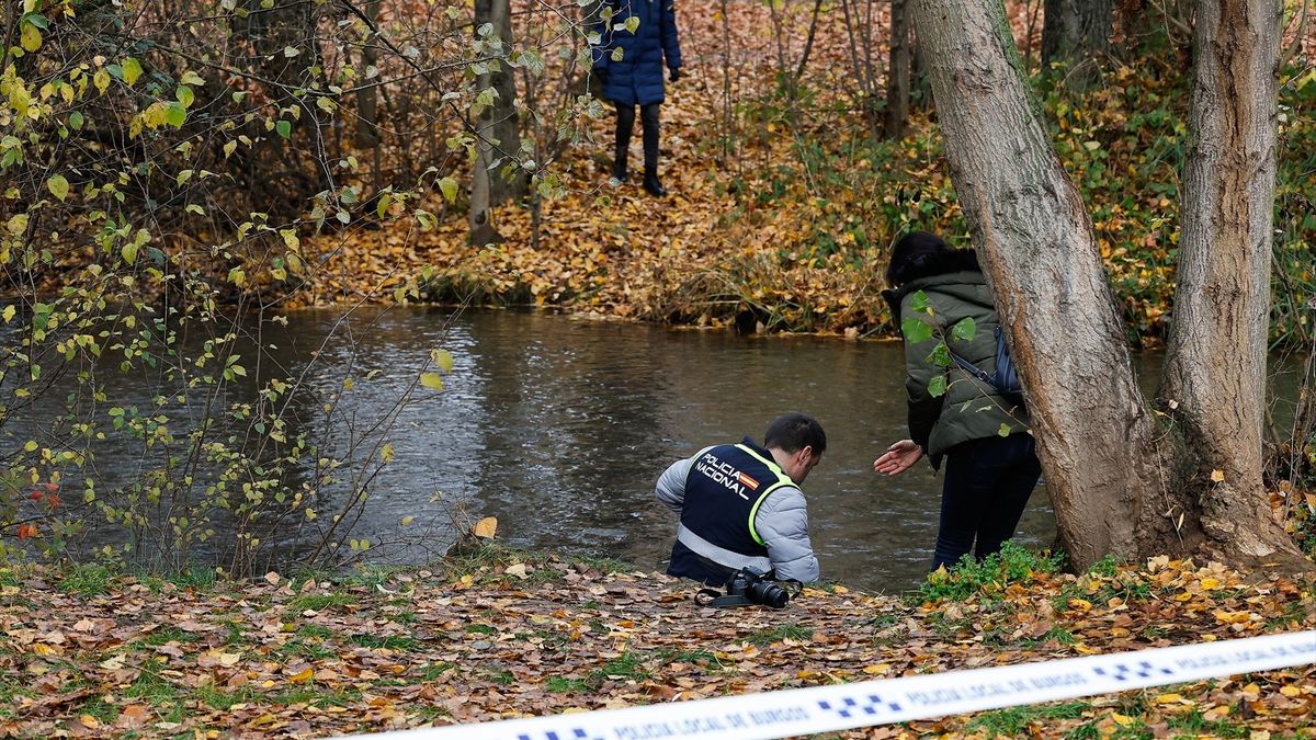 Un agente de la Policía Científica en el lugar en el que se descubrió el cuerpo del bebé muerto en Burgos