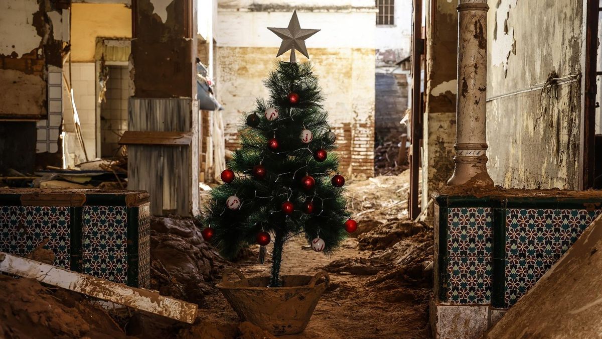 Un árbol de Navidad en pie en una casa arrasada por la dana