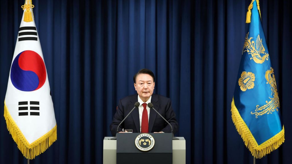 Yoon Suk Yeol, presidente de Corea del Sur, declara la ley marcial frente a las cámaras de la televisión