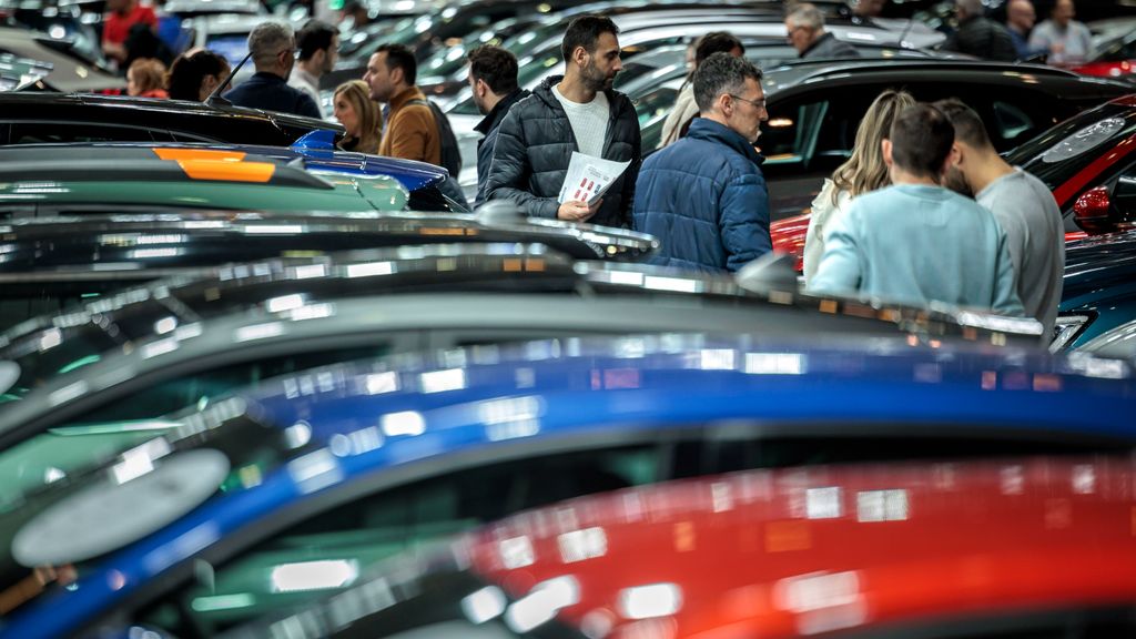 Afectados por la DANA buscan coche en la Feria del Automóvil de Valencia