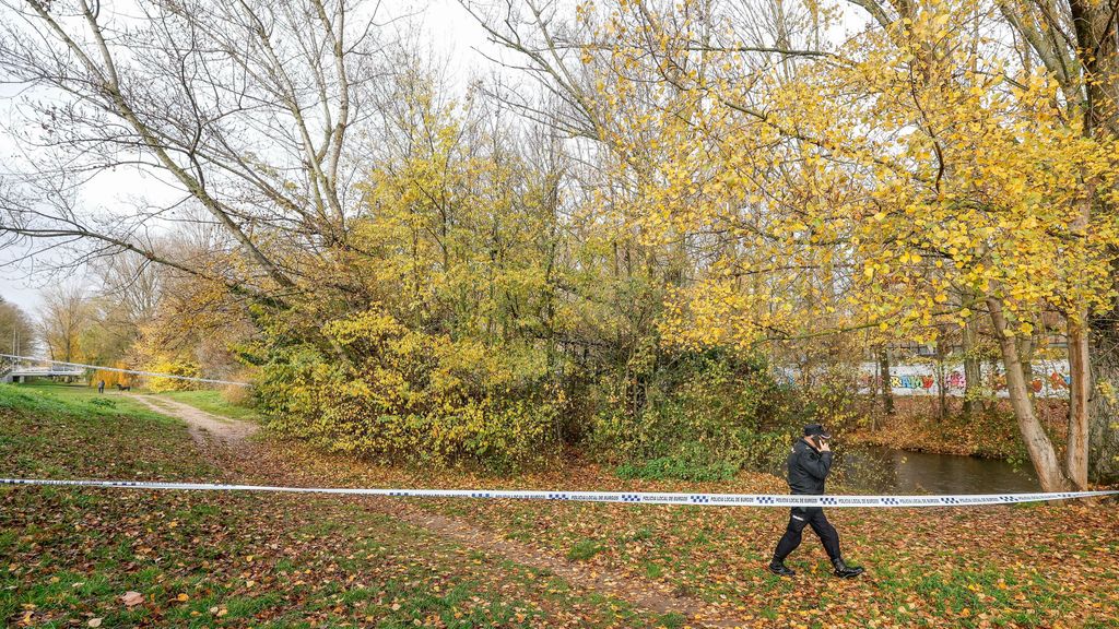 Agentes de la Policía en el cauce del río Arlanzón a su paso por Burgos donde ha aparecido el cadáver de un bebé