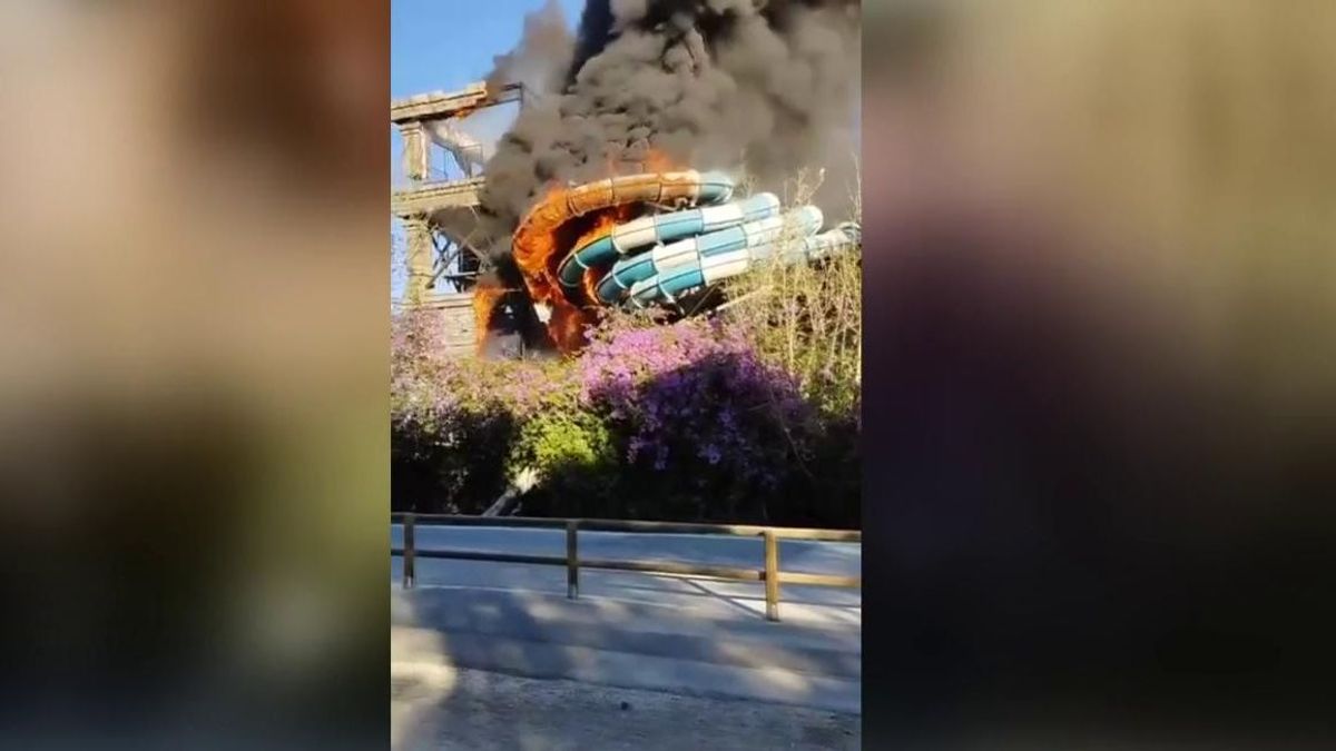 Incendio en el parque acuático Aqualand de Torremolinos, en Málaga