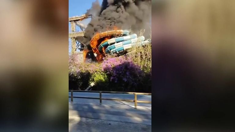 Incendio en el parque acuático Aqualand de Torremolinos, en Málaga