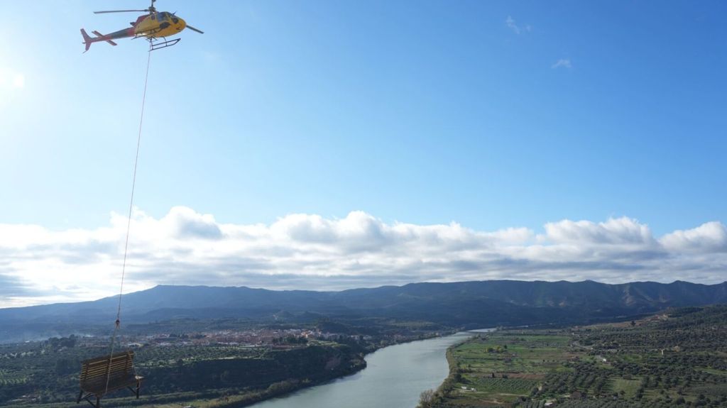 El banco más grande de Cataluña: una colosal instalación trasladada en helicóptero