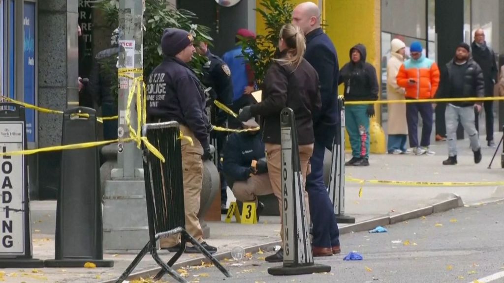 El CEO de la mayor aseguradora médica de EEUU, asesinado a tiros en Manhattan: una bala tenía tres palabras grabadas