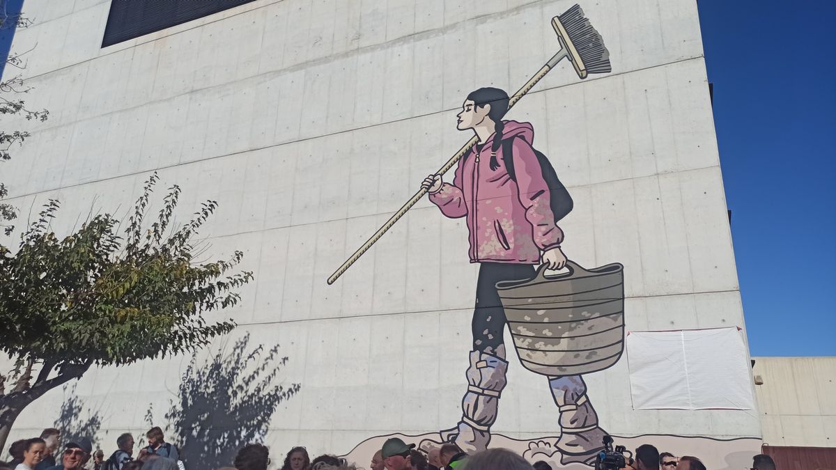 El mural representa a una joven voluntaria que acude a la zona afectada por la dana