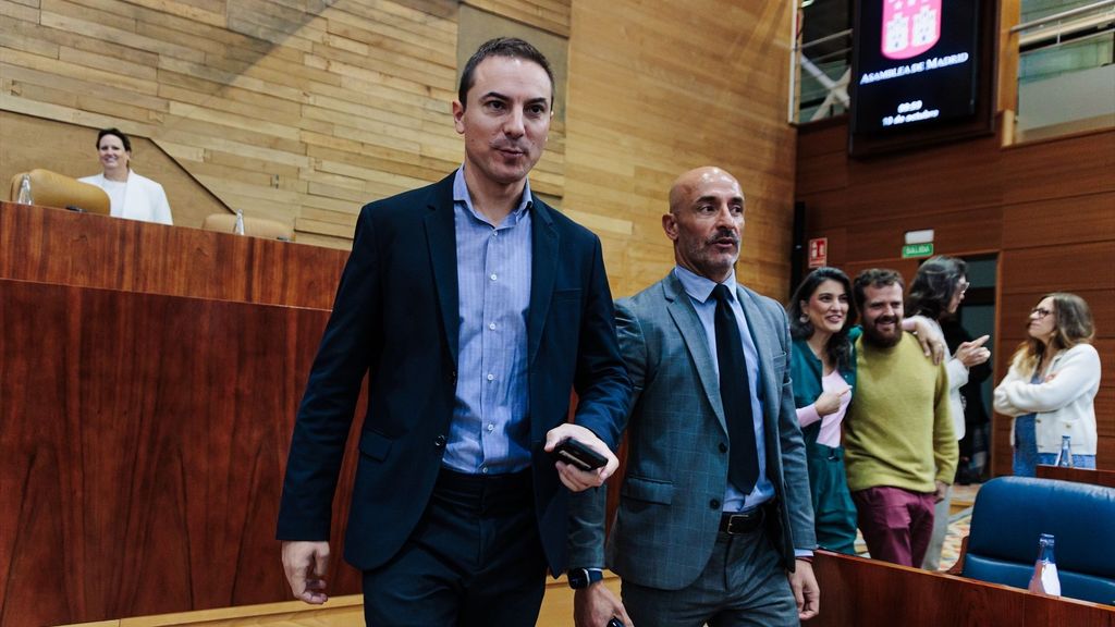 El portavoz del PSOE en la Asamblea, Juan Lobato, llega a un pleno en la Asamblea de Madrid