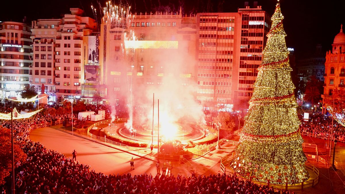 Encendido de la iluminación navideña de la plaza del Ayuntamiento de Valencia