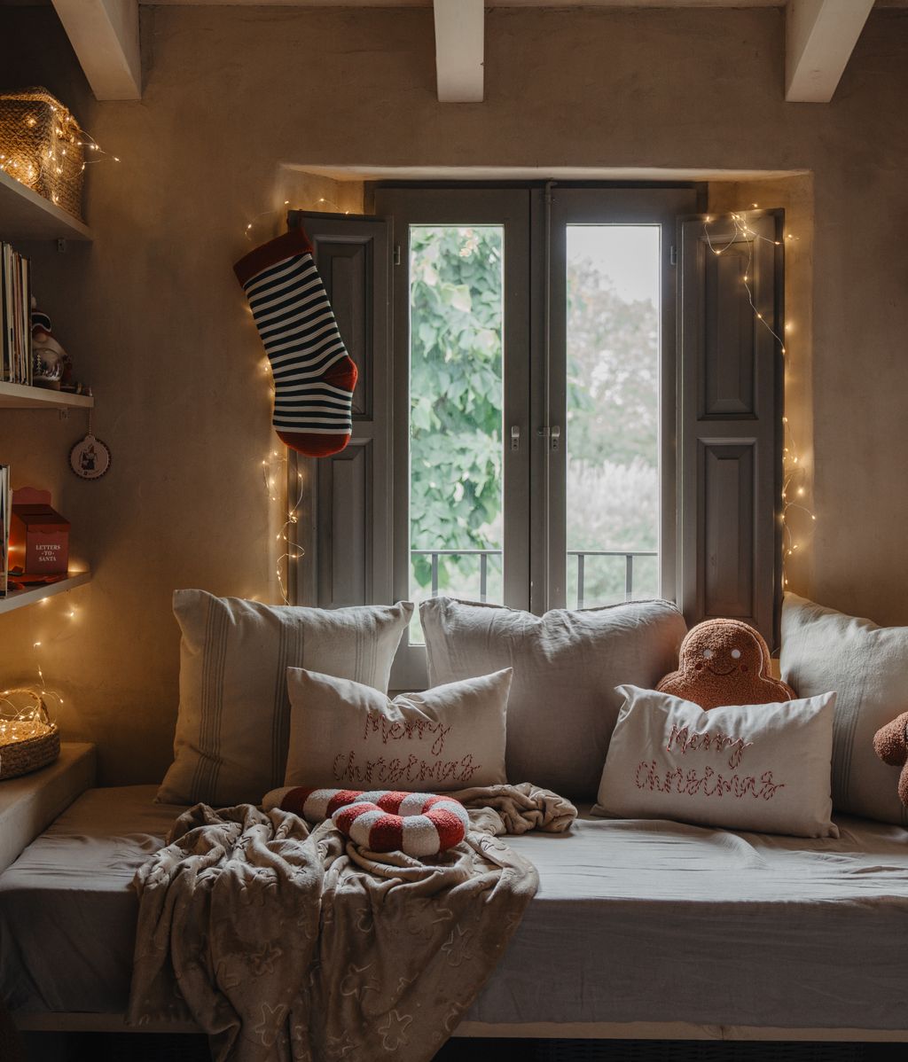 Habitación infantil con guinalda de luces, calcetín y decoración navideña