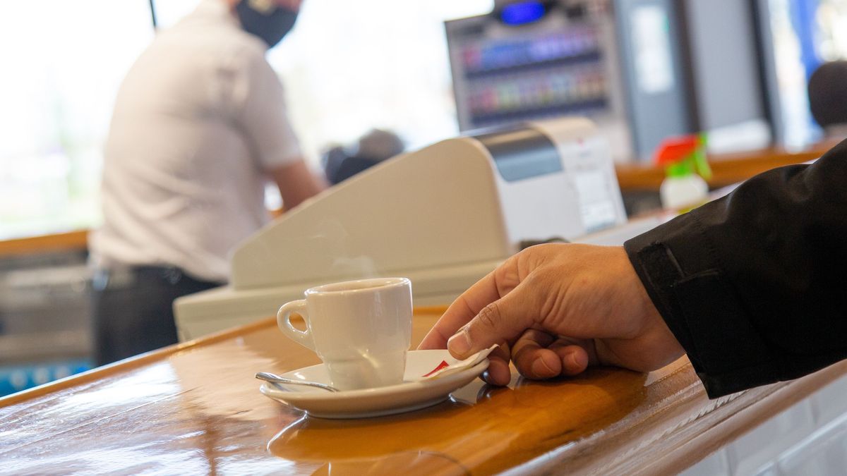 Imagen de archivo de un cliente tomando café en un local de hostelería