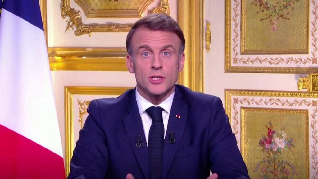 Macron no dimite, culpa a los extremos de la caída del Gobierno y promete un nuevo primer ministro en días