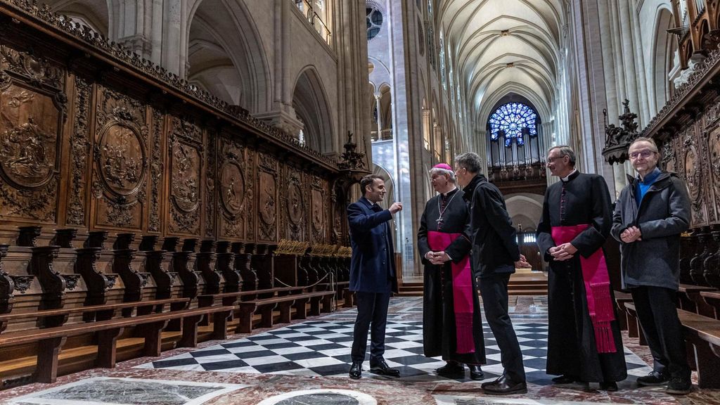 Macron visita Notre Dame en París