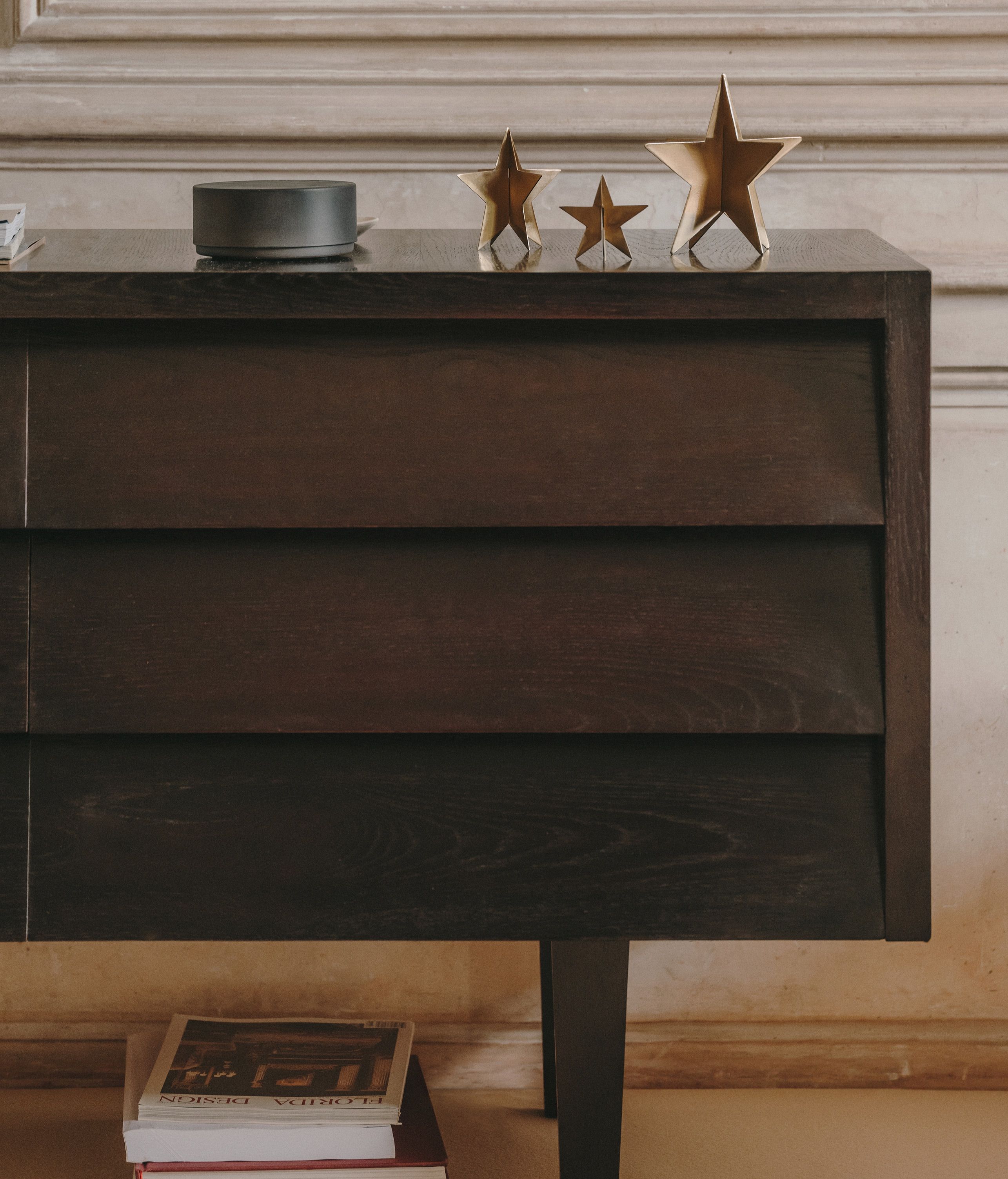 Mueble con adornos de estrellas de Navidad