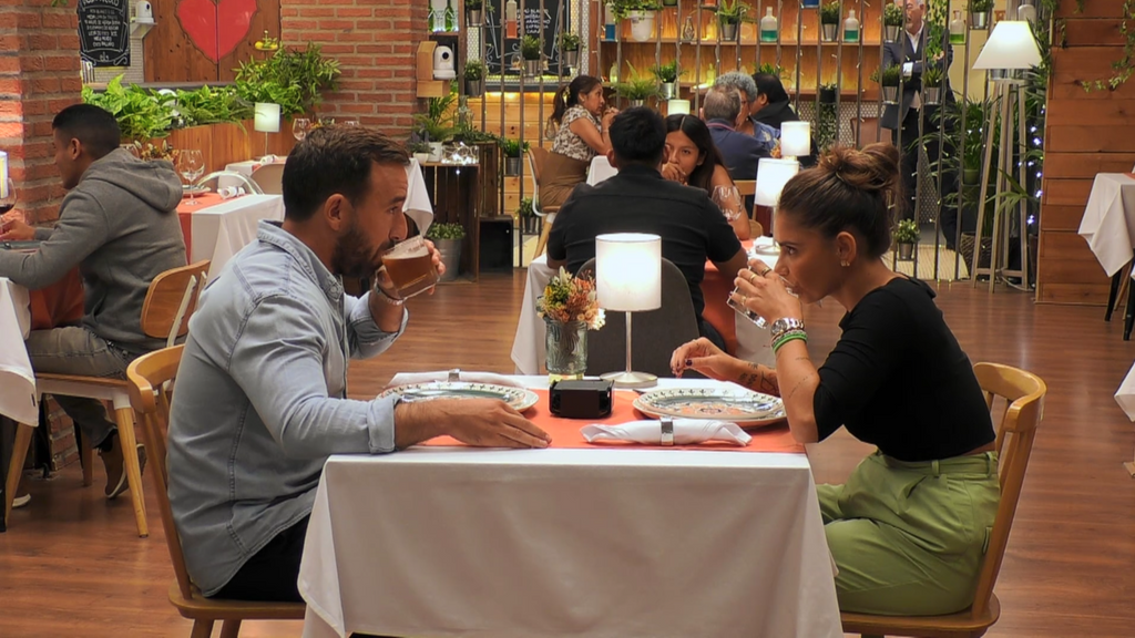 Otti y Javier tratan de conectar en 'First Dates'