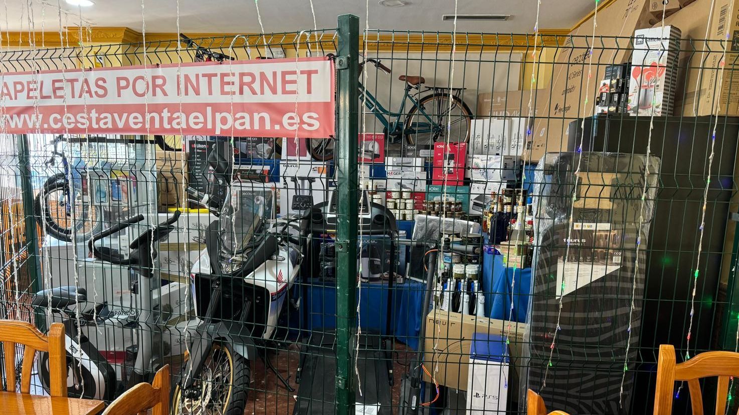 Parte de los artículos y productos sortedaos en la "Cesta de Navidad" de la Venta del Pan