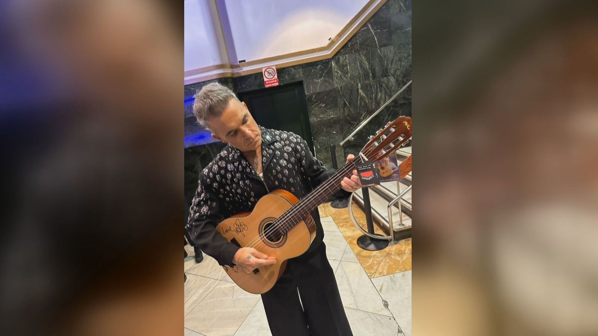 Robbie Williams subasta su guitarra para los afectados por la DANA