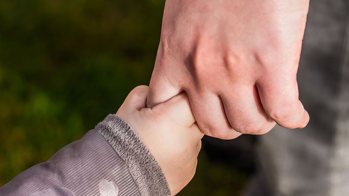 Sentencia pionera en España: reconocen el permiso parental retribuido de 8 semanas a un trabajador